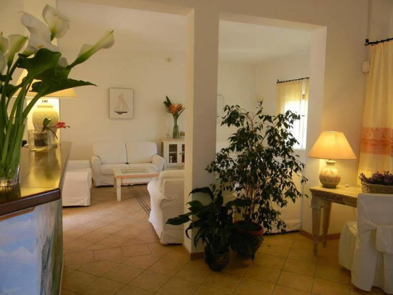 Гостевой дом Relais Fenicottero Rosa Порто-Таверна Экстерьер фото