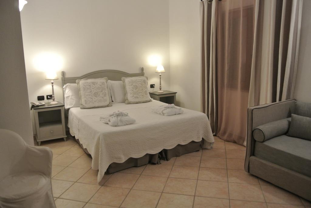 Гостевой дом Relais Fenicottero Rosa Порто-Таверна Экстерьер фото